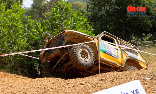 Những màn vượt dốc, lội bùn nghẹt thở tại giải đua xe địa hình