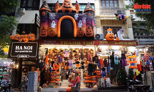 Thị trường Halloween ảm đạm, sức mua tại phố Hàng Mã giảm mạnh