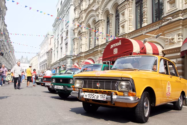 Đã mắt với dàn xe cổ màu sắc trên đường phố Moskva ảnh 2