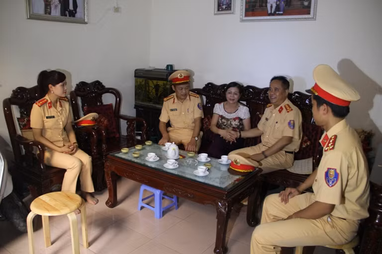 Cảnh sát Giao thông Hà Nội thăm hỏi nhân ngày 27/7 ảnh 2