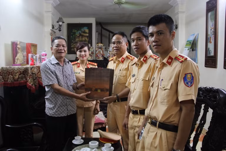 Cảnh sát Giao thông Hà Nội thăm hỏi nhân ngày 27/7 ảnh 4
