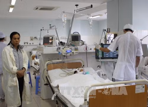 Khẩn trương cứu chữa 3 người bị ngộ độc khí ảnh 1