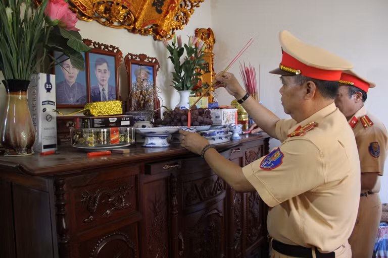 Cảnh sát Giao thông Hà Nội thăm hỏi nhân ngày 27/7 ảnh 1