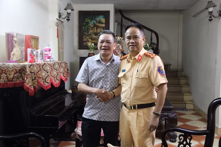 Cảnh sát Giao thông Hà Nội thăm hỏi nhân ngày 27/7 ảnh 3