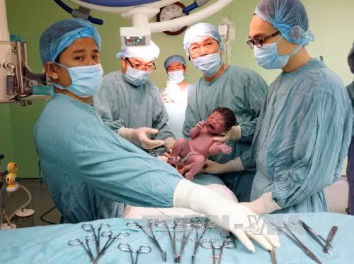 Bé gái đầu tiên ra đời nhờ mang thai hộ tại Huế ảnh 1