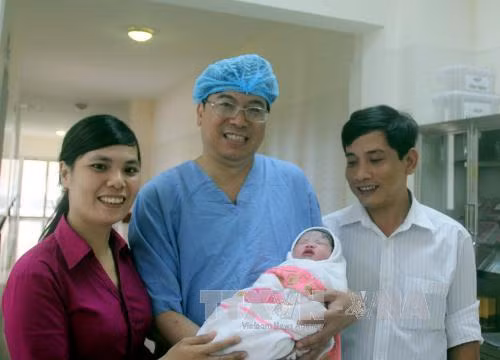 Bé gái đầu tiên ra đời nhờ mang thai hộ tại Huế ảnh 2