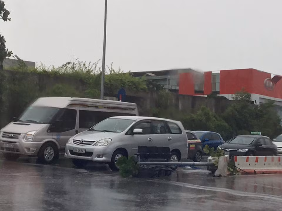 Hà Nội nghiêng ngả, cây đổ phố ngập vì bão ảnh 12