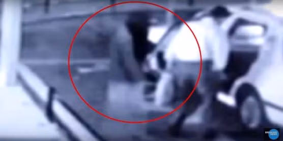 Lạnh gáy với video “bóng ma lên taxi” ảnh 1