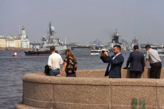 Đoàn chiến hạm Nga hùng hậu đến St.Petersburg ảnh 4