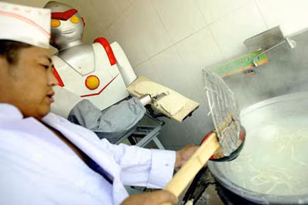 Robot làm đầu bếp nấu mỳ ảnh 9