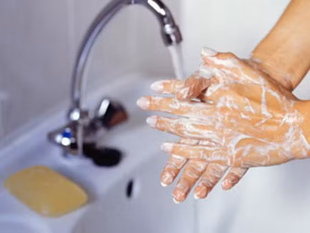 Rửa tay bằng xà phòng làm yếu cơ tay? ảnh 1