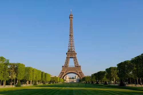 Tháp Eiffel trị giá 435 tỉ euro ảnh 1