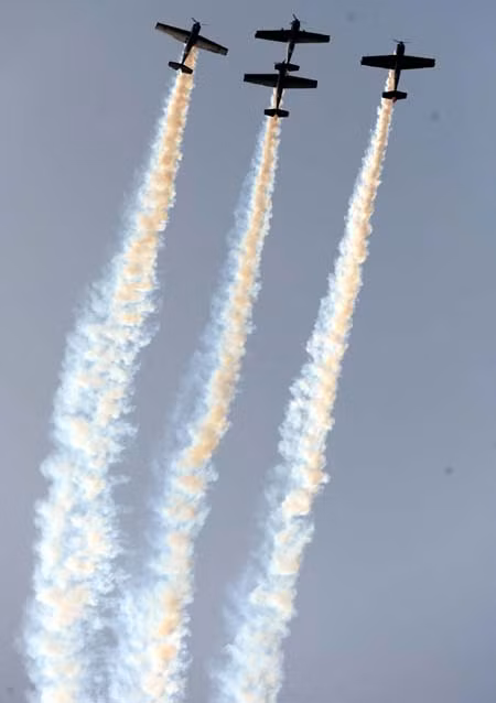 Mãn nhãn với màn máy bay nhào lộn trên không ảnh 1