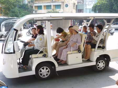 Hà Nội: Thêm hai tuyến tham quan phố cũ bằng xe điện ảnh 1