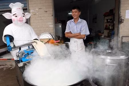Robot làm đầu bếp nấu mỳ ảnh 4
