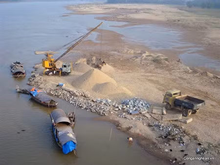 Nghệ An: Tái diễn tình trạng khai thác cát, sỏi trên sông Lam ảnh 1