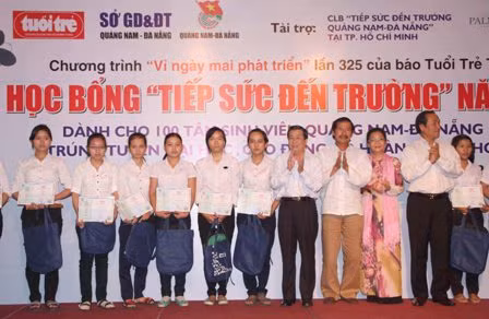 100 tân sinh viên vượt khó nhận học bổng ảnh 1