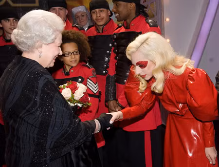 Lady Gaga quyền lực hơn Nữ hoàng Anh ảnh 1