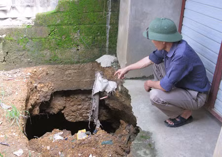 Hoảng hồn với hố sụt đất ngay trong nhà ảnh 1