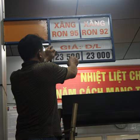 Giá xăng tăng thêm 650 đồng/lít ảnh 1