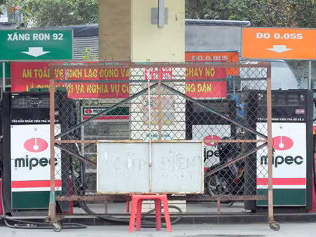Lập biên bản cửa hàng xăng dầu 'găm' hàng ảnh 1