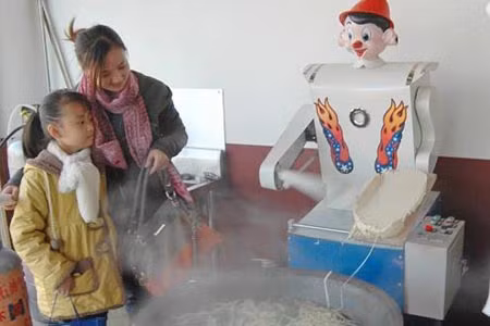 Robot làm đầu bếp nấu mỳ ảnh 5