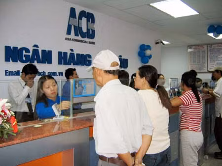 Khách hàng yên tâm khi gửi tiền tại ACB ảnh 1