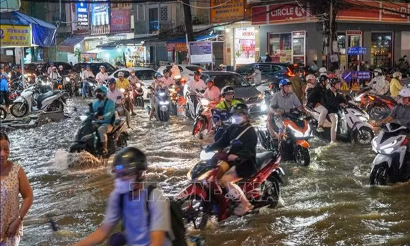 Người dân Cần Thơ chật vật khi triều cường vượt báo động III