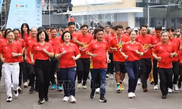 Thường trực Ban Bí thư dự Lễ phát động phong trào mỗi người dân tập luyện ít nhất một môn thể thao