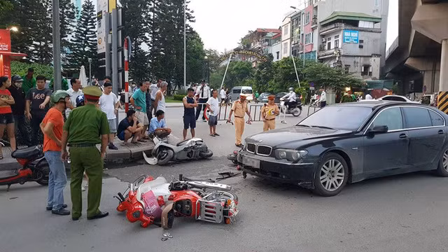 Nữ tài xế lái xe sang gây tai nạn liên hoàn ảnh 1