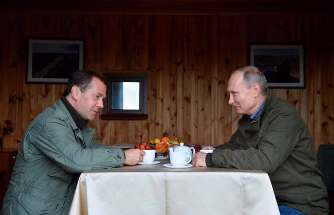 Kỳ nghỉ cuối tuần thư thái của "cặp bài trùng" Putin-Medvedev ảnh 6