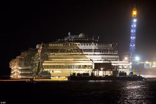 Cận cảnh lật đứng tàu Costa Concordia ảnh 10