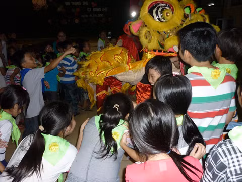 Mang Trung thu đến trẻ em nghèo ảnh 1