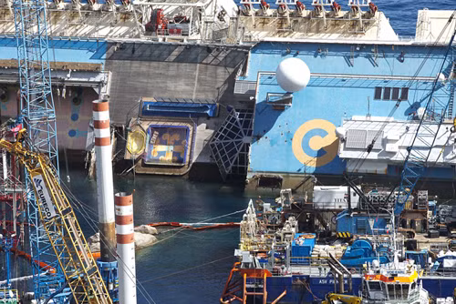 Cận cảnh lật đứng tàu Costa Concordia ảnh 11