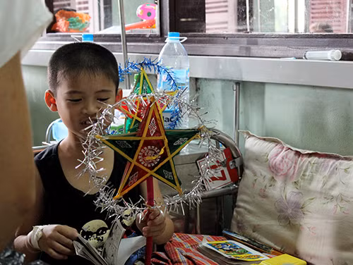 Trung thu đi tìm em ở bệnh viện ảnh 12
