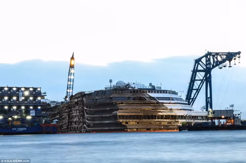 Cận cảnh lật đứng tàu Costa Concordia ảnh 6