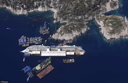 Cận cảnh lật đứng tàu Costa Concordia ảnh 12