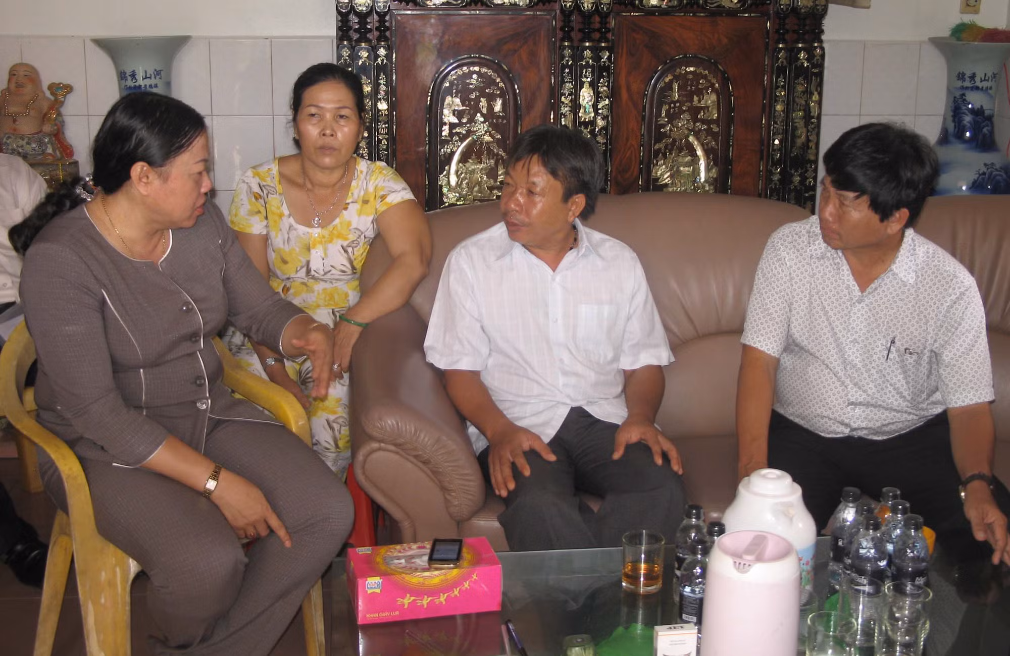Vụ tàu cá bị đâm chìm: Bốn thuyền viên còn lại đã về đất liền ảnh 1