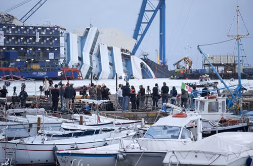 Cận cảnh lật đứng tàu Costa Concordia ảnh 14