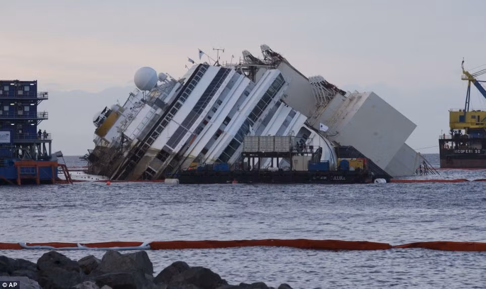 Cận cảnh lật đứng tàu Costa Concordia ảnh 3