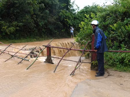 Bão số 8 vào đất liền, suy yếu thành áp thấp ảnh 1