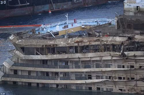 Cận cảnh lật đứng tàu Costa Concordia ảnh 8