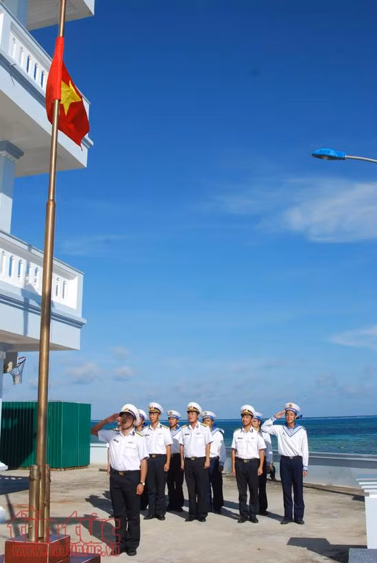 Phút chia tay lưu luyến của các chiến sĩ Trường Sa hoàn thành nhiệm vụ trở về đất liền ảnh 1