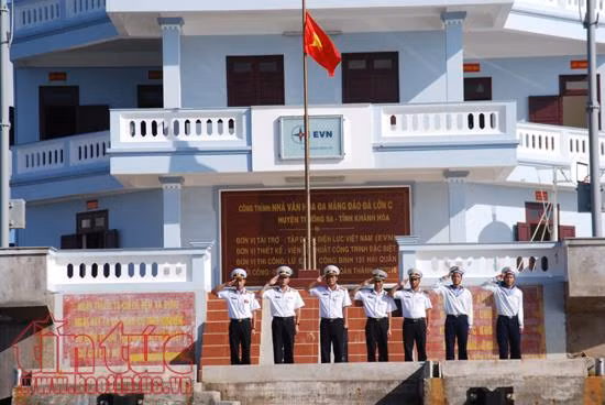 Phút chia tay lưu luyến của các chiến sĩ Trường Sa hoàn thành nhiệm vụ trở về đất liền ảnh 7