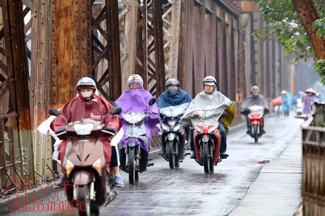 Thời tiết 5/8: Vùng áp thấp gây mưa lớn ở Bắc Bộ ảnh 1