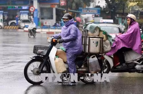 Chiều tối 18/3, không khí lạnh tràn xuống Bắc Bộ gây mưa rét ảnh 1