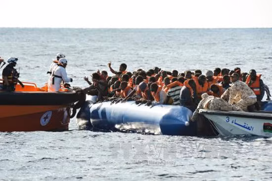 Chìm tàu ngoài khơi Libya, gần 100 người mất tích ảnh 1