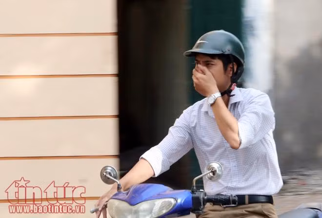 Cá chết trắng xóa Hồ Tây, hôi thối không chịu nổi ảnh 10
