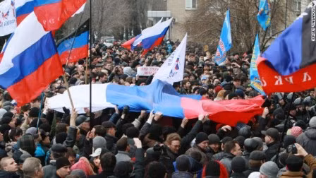  Hàng trăm tay súng bao vây căn cứ bộ binh Ukraine ở Crưm ảnh 1