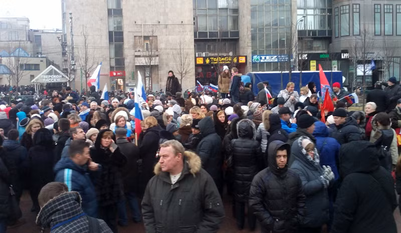 Người Moskva tuần hành ủng hộ đồng bào Nga tại Ukraine ảnh 1